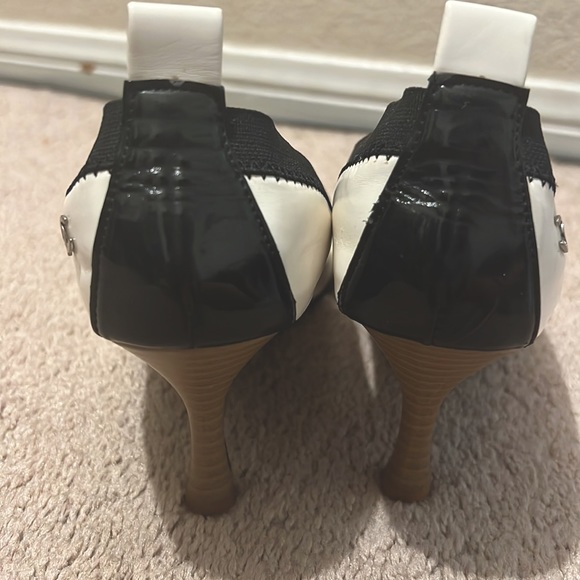 Vintage CHANEL Two Tone Stretch Cap Toe Pump - Picture 5 of 7